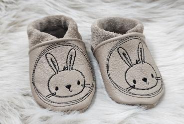 Handmade Lederpuschen gr.18 mit gestickten Hasen