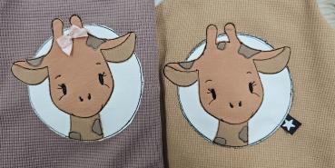 Preview: Handmade 2 x Strampler gr.50 mit Giraffen Stickbild Zwillinge