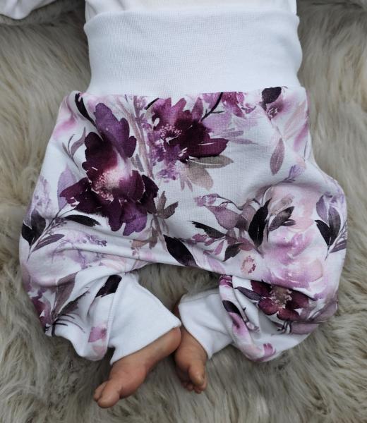 Handmade Hose gr. 56 lila Blumen