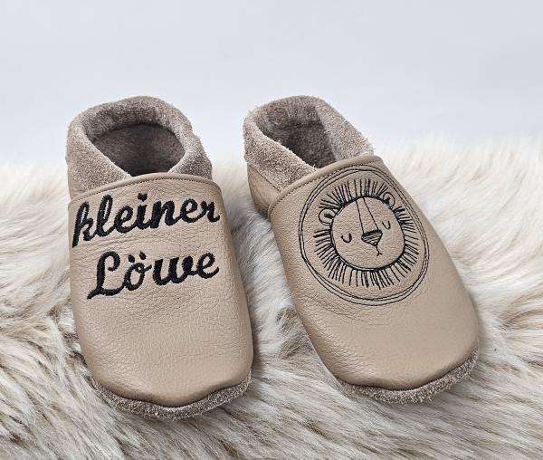 Handmade Lederpuschen gr.24 mit gestickten Löwenmotiv