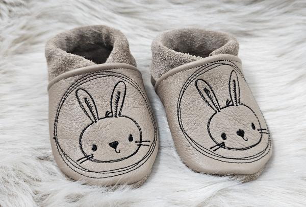 Handmade Lederpuschen gr.18 mit gestickten Hasen